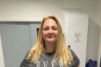 Katrine Kiilerich Nielsen bor i Brande, hvor hendes datter på tre år er blevet transporteret til Ikast hver morgen af en chauffør, som nu er dømt for seksuelle overgreb på en 17-årig pige. Foto: privatfoto
