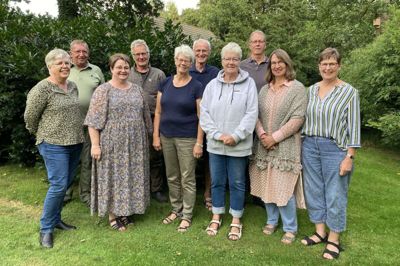 De lokale samlet - det er bagest fra venstre: Kristian Jepsen, Karl Henning Mikkelsen, Karlo Kragsig Kristensen og Jorge Jespersen. Forrest fra venstre ses Karen Marie Lundager, Jane Pedersen, Johanne Kragsig Kristensen, Anne-Grethe Poulsen, Charlotte Hansen og Else Marie Christensen. Rita Gram var fraværende, da billedet blev taget. Foto: Privatfoto