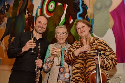 To af Ensemble MidtVest-musikerne, Tommaso Lonquich og Sanna Ripatti, skålede med og ønskede tillykke til Henny Rønnow. Foto: Ensemble MidtVest
