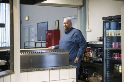Det er slut med pommes frites og nachos efter en badetur i Ikast Svømmecenter. Caféen Ohøj er lukket, siger forpagter Søren Ross. Foto: Malene Tswai