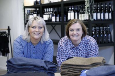 Anni Lauritsen (t.v.), der her ses med medindehaver Heidi Dahl, afviser ikke, at hendes butik også en dag vil forhandle varer på nettet. Uanset hvad, er nøglen til succes den personlige kontakt til kunderne, mener hun. Foto: Henrik Ole Jensen