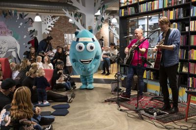 Duoen underholdt med musik for de mindste og fik blandt andre det blå klimamonster, Birk, med på en dans. Foto: Malene Tswai