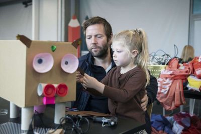 Daniel Gaarddal Møller og datteren Victoria var med til at bygge en bedre verden sammen med Shane Brox fra Ramasjang, og de fik en flot ko ud af de mange genbrugsmaterialer. Foto: Malene Tswai