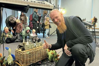 Morten Overgaard-Dahl fra Ringe står bag showet »Beat og Brøl i Dinosaurland«. Mandag formiddag var han årsag til, at Herning Bibliotek måtte rømmes, da hans tids- og røgmaskine satte gang i brandalarmen. Foto: Bo Lundgaard