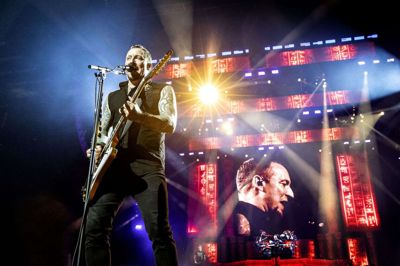 Volbeat har spillet i Jyske Bank Boxen tre gange tidligere, og denne gang indledte forsanger Michael Poulsen med at takke publikum for at købe billet i en økonomisk trængt tid for mange. Foto: Tom Laursen