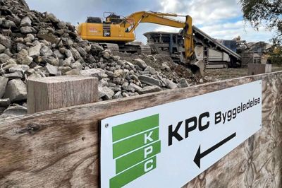 Betonknuseren på den gamle sygehusgrund pulveriserer i øjeblikket omkring 180 ton beton i timen. Det har skabt nogle irriterende støvgener i nabolaget, men nu vil nedbrydnings-firmaet opsætte flere sprinklere, der skal søge at minimere problemerne. Foto: Bo Lundgaard