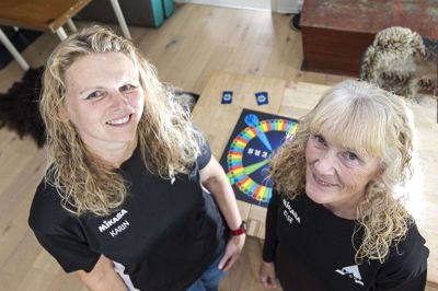 Karin Kjær Kokholm (til venstre) og Else Kjærulff Torp er partnere i Partners, og de to kvinder har kvalificeret sig til DM i brætspillet. Foto: Steen Don