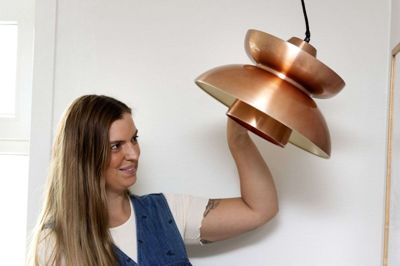 Nadia Lisbygd kan rigtig godt lide lamper, så dem kan man finde mange af hos Moderne Retro - og i øvrigt keramik. Samt alle mulige andre ting. Foto: Tom Laursen