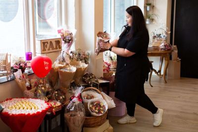 Inna Budnik synes, det er sjovt at lave sine buketter med slik. Nogle buketter tager op til to timer at lave. Foto: Privatfoto