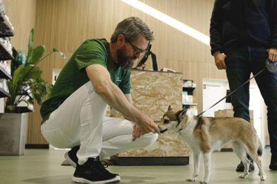 Dyrlæge Lars Jørgensen fra Dyrehospitalet Heden glæder sig til partnerskabet med Vetgruppen og et styrket fagligt netværk. Dyrehospitalet Heden fortsætter i Vetgruppens regi under samme navn og koncept på Dæmningen 23 i Herning. Foto: PR-foto