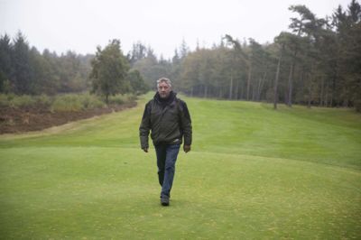 John Bang er glad for, at banen hos Trehøje Golfklub har modtaget flere priser gennem tiden. Det betyder som regel også, at der kommer flere mennesker på banen, fortæller han. Foto: Malene Tswai
