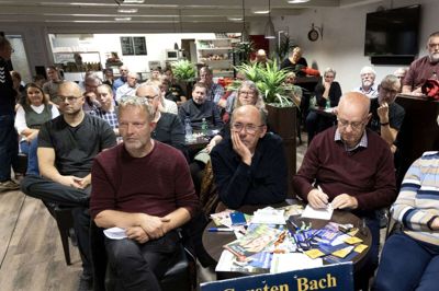 Cafeteriaet i Ejstrupholm Hallen var tætpakket med tilhørere ved søndagens vælgermøde med 10 deltagende partier. Foto: Tom Laursen