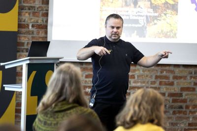 Overlæge Mikkel Rasmussen holdt lørdag oplæg om psykiatrien ved et valgmøde på Herning Bibliotek. Han gav et dystert billede af et område, der mangler politisk bevågenhed, og det har nogle omkostninger for samfundet. Foto: Tom Laursen