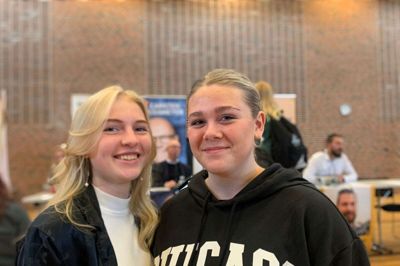 Sofie Østergaard Thomsen (t.v.) og Lærke Ry Andersen lyttede med interesse til debatten og fik også stillet spørgsmål. Foto: Mikkel Korsgaard Christensen