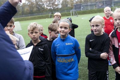 Hvem skal jeg på hold med? Der lyttes opmærksomt, når holdopstillingerne til de næste kampe bliver offentliggjort. Foto: Tom Laursen