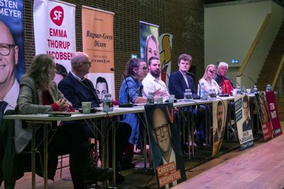 Politikerne diskuterede blandt andet mistrivsel blandt unge, og det emne fyldte mest til valgmødet. Foto: Malene Tswai