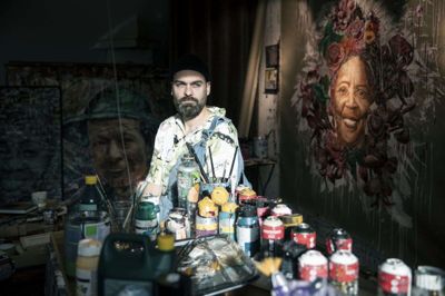 Mellem Tito fra Panama med den grønne hat og Laudelina fra Cuba til højre sidder kunstmaleren Tau Frikstad, der bruger ansigter som en signatur i sine kunstværker. Foto: Malene Tswai