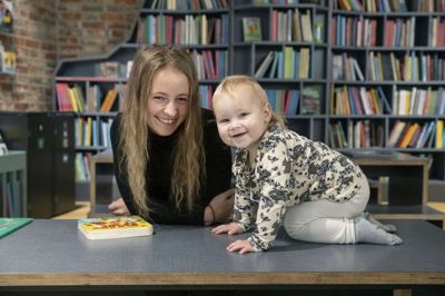 Da Melina på 21 måneder først fik smag for fotografens kamera - og dens kliklyde - kunne hun ikke få nok. »Mer’! Mer’!« lød det fra den lille pige, mens hun poserede på bordet. Foto: Malene Tswai