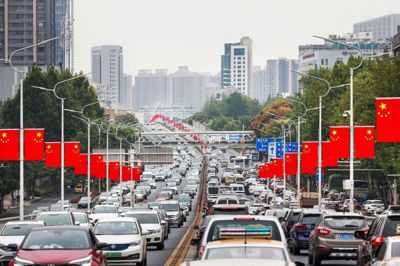 Så er den gal igen i den kinesiske millionby Wuhan. 800.000 borgere har fået besked om at holde sig inde døre, efter der er fundet nogle få tilfælde af coronasmittede. Det var fra Wuhan, at coronasmitten i 2019 spredte sig til resten af verden. Foto: Str/Ritzau Scanpix