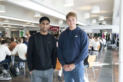 Ragavan Indramohan (t.v.) er elevrådsformand og har været en af arrangørerne af skolens indsamling. Her står han sammen med Jacob Ingemann Christensen, som selv har haft kræft. Foto: Malene tswai