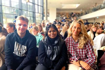 Gymnasieeleverne Andreas Plauborg, Darni Shan og Katrine Lunde Bunch indvilligede i at bedømme folketingskandidaternes præstationer i valgdebatten på Herning Gymnasium. Foto: Martin Hove Thomsen