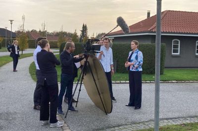 Mette Frederiksen optog en kampagnevideo her i slutningen af valgkampen, og kulissen var Koustrupparken i Lind. Foto: Ida True Berg