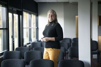 Dorthe Dyreholt har været med de fleste af årene, hvor Herning Care har stået for at skaffe julehjælp til familier i Herning-området. Det bunder blandt andet i, at hendes familie selv fik hjælp, da hun var barn. Foto: Malene Tswai