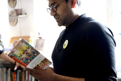 Rishi Balachandran fra Frie Grønne var en af deltagerne ved det poetiske valgmøde i antikvariatet Obscurum i Herning. Foto: Malene Tswai