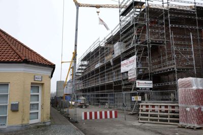 Varmestue-byggeriet i Bethanigade i Herning er blevet et halvt år forsinket, og samtidig er det blevet 1,5 millioner kroner dyrere - ifølge Herning Kommune på grund af dårlig rådgivning. Foto: Henrik Ole Jensen