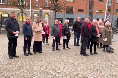 Det er vigtigt at varme godt op, når der skal synges morgensang. Og det forstod blandt andre Mogens Jensen (S) og Kathrine Olldag (R) - her flankeret af borgmester Dorte West (V) - der begge indledte valgdagen med morgensang på hjemmebane.