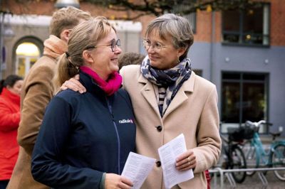 Dorte West hilser på radikale Kathrine Olldag til fællesangen, inden valghandlingen blev åbnet tirsdag morgen. Foto: Tom Laursen