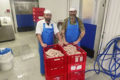 Christian Holkgaard Christensen (t.h.) og Nicolaj Knuisgaard Sørensen ejer Slagter Sørensen & Co., der har produktion i Videbæk. Lørdag 5. november åbner de en slagterbutik på adressen. Forud for åbningen har de fremstillet et ton medister. Foto: Mette Christensen