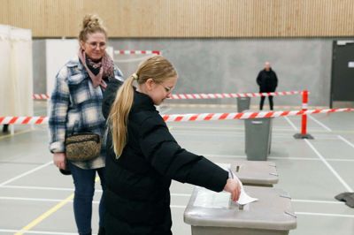 Laura Rasmussen fra Gjellerup er nu fyldt 12 år, og det er det fjerde folketingsvalg, hun er med til her i Hammerum. Men foreløbig må hun nøjes med at smide sin mor, Kristina Rasmussens, stemmeseddel i stemmeurnen. Hun glæder sig, til det bliver hendes egen tur til at stemme. Foto: Henrik Ole Jensen