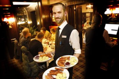 Supervisor Ole Konge og det øvrige personale på Hotel Eydes restaurant Sankt Jørgen har mættet mange munde med valgflæsk her på valgdagen. Foto: Henrik Ole Jensen