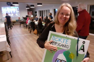 Klima og genbrug er nøgleord for Dorte Fløjgaard. Hendes 140 valgplakater er genbrug fra partiets tidligere kandidat Brian Bruhn, og hun har selv malet dem over. Plakaterne samles sammen i morgen og opmagasineres til næste gang, der er valg. Foto: Jesper Wind