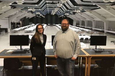 Betina Houlind Kruse og Peter Vallentin er kommunens to valggeneraler og styrer slagets gang fra Herning Kongrescenter, hvor en af hallerne er dækket op og klar til stemmeoptælling. Foto: Thor Ølgaard Hansen