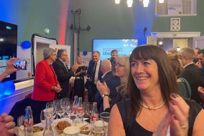 Betina Kastbjerg havde grund til at klappe, når der kom nye resultater op på storskærmene. Kandidaten fra Danmarksdemokraterne var tirsdag på Christiansborg for at feste med partifællerne. Foto: Privatfoto