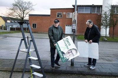 Klaus Enevoldsen (t.v.) og Jørgen Andsbjerg var tidligt oppe onsdag morgen for at rydde op efter valget. De aktive konservative støvsugede Hammerum og Gjellerup for valgplakater - også for andre partier. Foto: Tom Laursen