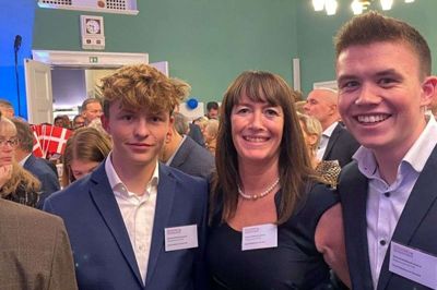 Betina Kastbjerg var tirsdag aften flankeret af sine to sønner, Alexander Kastbjerg (t.v.) og Kristoffer Kastbjerg, da Danmarksdemokraterne holdt valgfest på Christiansborg. Foto: Privatfoto