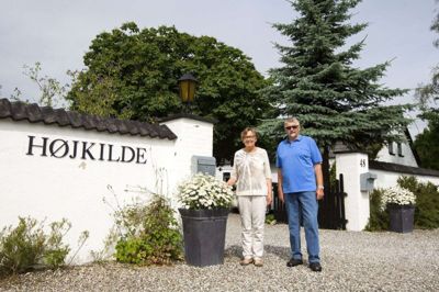 Dagny og Chris Nørager har sat Højkilde på Hovedgaden i Skarrild til salg. Parret bor på den store ejendom, hvor de også driver et B&B. Dagny Nørager fortæller, at det har været spændende: - Vi har mødt mange, også folk fra udlandet, og det har også bevirket, at vi har holdt vores engelskkundskaber ved lige. foto: Tom Laursen