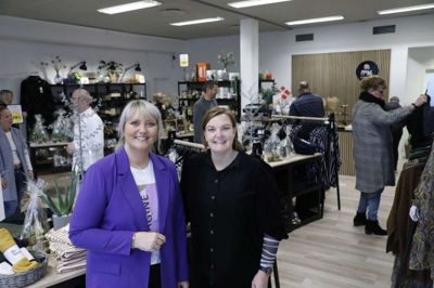 Torsdag var der indvielse af Tøjbutikken En Fryd by Anni og Heidi ved Torvet i Aulum. Det var et par stolte og glade ejere, der tog imod kunderne. Foto: Henrik Ole Jensen