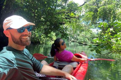 Torbjørn Pedersen nyder lige nu at have besøg af hustruen Le Gjerum i Vanuatu. Det er 25. gang, hun besøger ham i løbet af de mere end ni år, han har været på farten. Første gang var i Skotland i 2013, og siden har hun besøgt ham så forskellige steder i verden som Grønland, Bolivia, Sudan, Moldavien, Oman, Cambodja og senest i Australien for knap et halvt år siden. Foto: Once upon a saga
