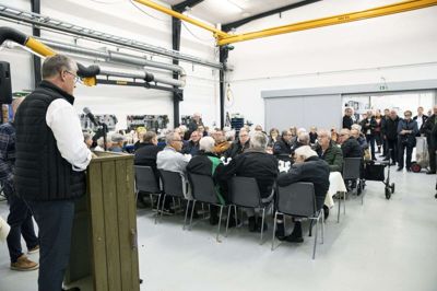 Det var en festlig dag for Sdr. Felding Varmeværk, der holdt indvielse af det nye produktionsanlæg i går eftermiddags. Formand for Sdr. Felding Vandværk Niels Jørgen Nielsen holdt tale for de fremmødte og talte om, hvilken milepæl det nye anlæg er. foto: Malene Tswai