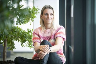 Benedikte Schinkel Stamp er opvokset i Herning, men bor i dag i Skibet ved Vejle. Hun er ansat som senior design manager hos Lego i Billund. Hendes positive livssyn - på og uden for arbejdspladsen - giver hende energi. Men det dræner hende også mentalt. Foto: Malene Tswai