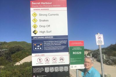 Margrethe Lystrup har skiftet hverdagen i Silkeborg ud med et liv i Perth i Vestaustralien. En af de helt store forskelle på Danmark og Australien er naturen. Skiltene her findes på Margrethe Lystrups vej til stranden. Det er en advarsel mod stærk strøm, slanger, huller og bølger. Det lille grønne skilt er en advarsel mod hajer og oplysning om, hvad man gør, hvis man ser en. Privatfoto