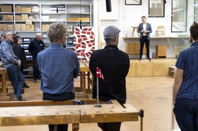 Uddannelsesdirektør Martin Holmgaard roste i indvielsestalen de nye rammer i snedkerværkstedet på Henringsholm Erhvervsskole & Gymnasier. Foto: Tom Laursen