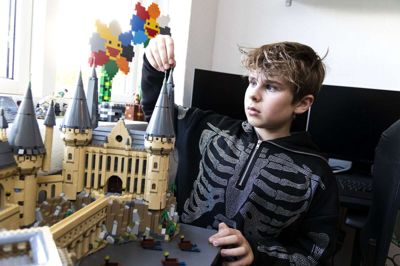 Magnus Christoffersen kan godt lide, at de ting, han samler på, ikke mister værdi med tiden. Her er det Hogwarts-slottet fra Harry Potter-serien. Foto: Tom Laursen