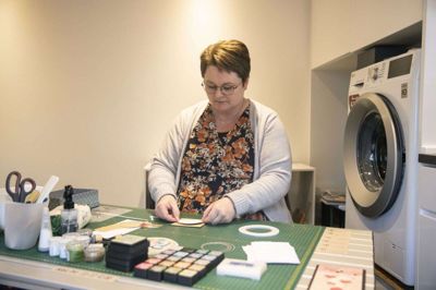 Jane Pedersen nyder at sætte sig og finde farver, mønstre og pynt til at dekorere kort og æsker. Foto: Malene Tswai