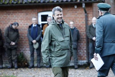 Kronprinsen var i strålende morgenhumør og glædede sig til en smuk dag i Gludsted Plantage. Foto: Henrik Ole Jensen
