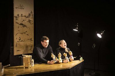 Teatergruppen Passepartout Theatre Production spillede forestillingen »Tyren Ferdinand« i fredags i Sdr. Felding Kultursal, hvor mange børn og voksne var mødt op. Foto: Malene Tswai